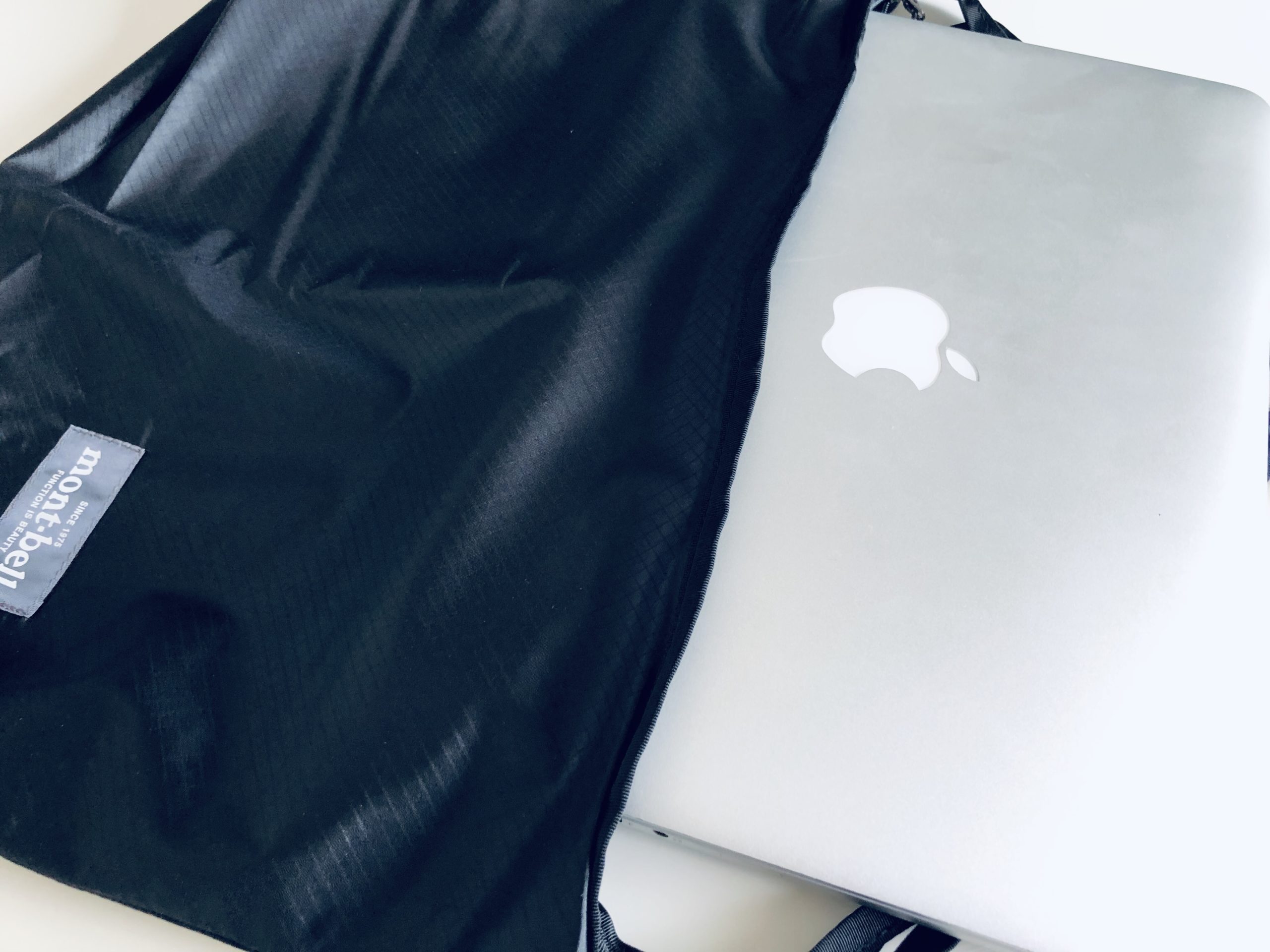 U.L.MONO ショルダーにMacBook Proを入れた画像